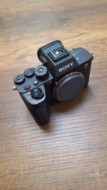 sony a6400: İdeal vəzyətdədir təcili satılır rig üzərində hədiyyə verili