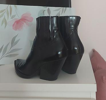 deichmann ugg srbija: Zara Crne ženske kožne kratke čizme sa potpeticom - Materijal: glatka — 3