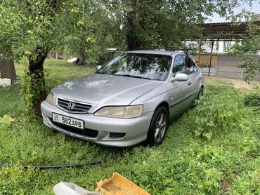 матор на срв: Автомобиль Honda Accord, выполненный в серебристом цвете, представляет