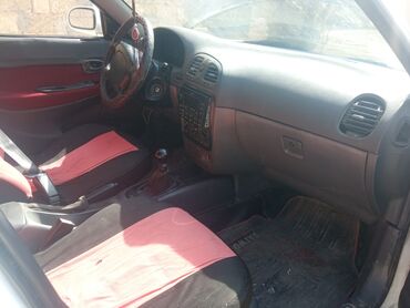 daewoo gentra oluxanasi: Daewoo Nubira: 1.6 l | 1997 il Sedan