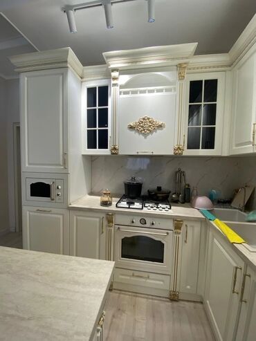 Кухонные гарнитуры: Современный кухонный гарнитур, выполненный в комбинации светло-серых и — 3