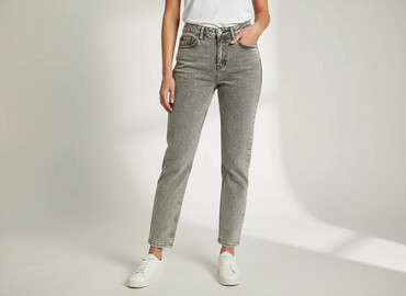 białe jeansy mom fit: Jeansy damskie, rozmiar S