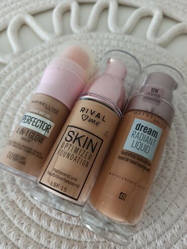 majice sa dekolteom: Maybelline tecni puder sa hijaluronskom kiselinom Lagana formula koja