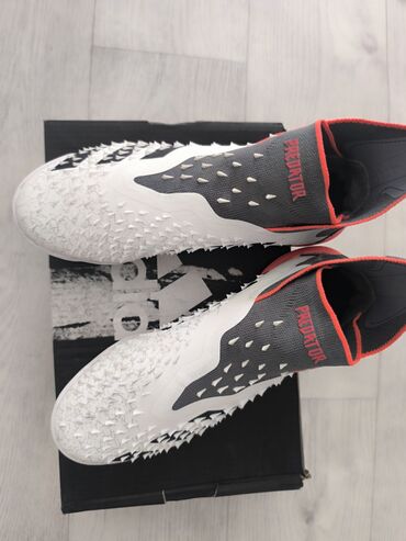 футбольные бутсы predator: Футбольные бутсы Adidas Predator Freak, предназначенные для игры на
