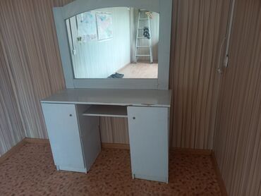 распиловочный стол: Продаю стол для парикмахерской.Кара-Балта