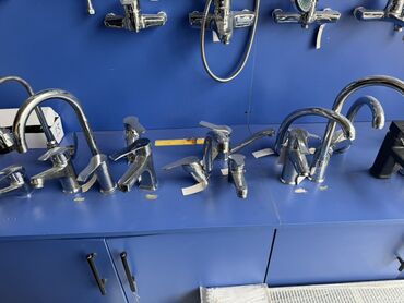 Mətbəx kranları: Mətbəx və ya hamam otağı üçün nəzərdə tutulmuş müasir dizaynlı, xrom