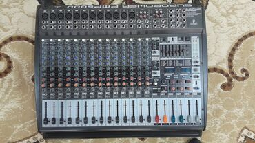 Kontrollerlər: Behringer Europower PMP6000 mikser pultu. Bu mikser pultu səs