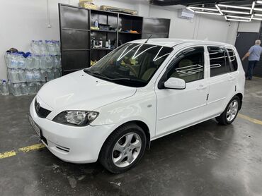силиндор: Mazda Demio (Mazda2) хэтчбек 5‑дверный, белый цвет. Характеристики и