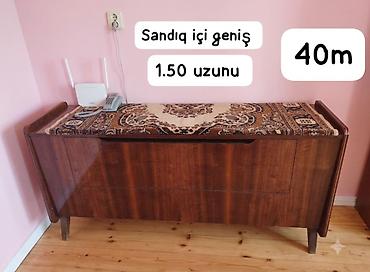 çirkli paltar səbəti: Ağac materialdan hazırlanmış geniş daxili həcmə malik sandıq. Üst — 1