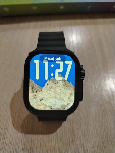 Smart watch, qara rəngdədir yenidir, üstündə zaryadı və şunuru