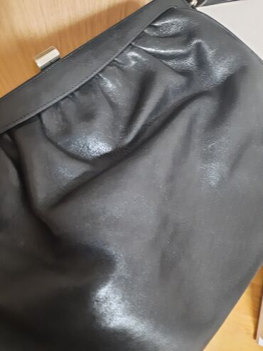 crna suknja od tila: Kožna tasna
elegantna
može imati i duži i kraći kais