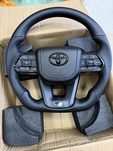Рулевое колесо Toyota GR со встроенными кнопками управления Описание