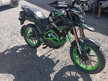 Мотоцикл класса супермотард/ с агрессивным дизайном Monster Energy
