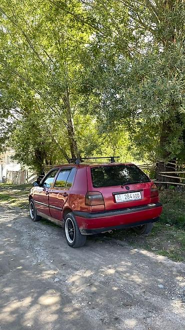 Другие детали салона: Интерьер автомобиля Volkswagen Golf III, демонстрирующий водительское — 3