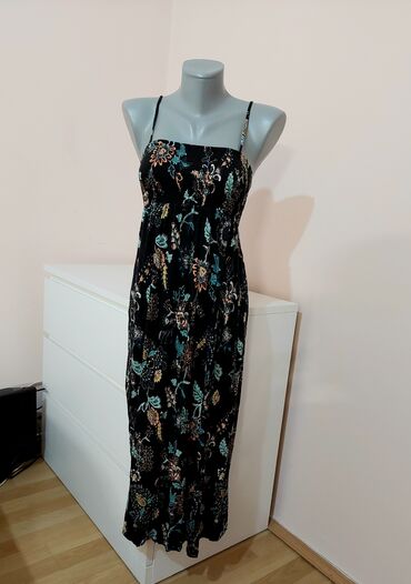 svečane haljine akcija: H&M duga haljina
Velicina je M

Duzina: 110cm
Grudi: 29cm