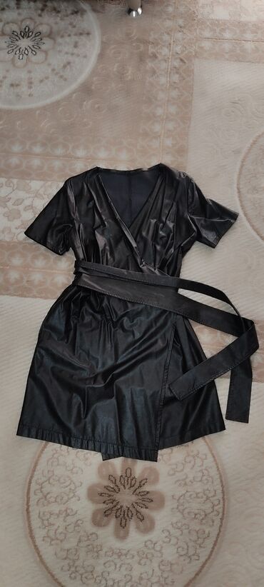 кожа платья: Платье женское чёрное кожанное, длина до колена. размер регулируется