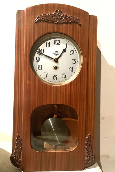 antik saat: Qədim divar saatı 1960 cı ildə alınıb . Açarı var, 1-2 il öncəsinə