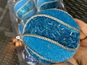 Yeni il oyuncaqları və bəzəkləri: Yeni il ağacı üçün bəzək topları – 2 fərqli dəst 1) Parıltılı çiçək — 10