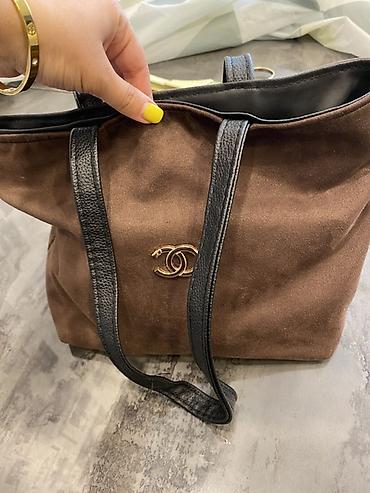 Çantalar: Chanel tote çantası – qəhvəyi süet gövdə, qara dəri qolbaqlar və ön — 3