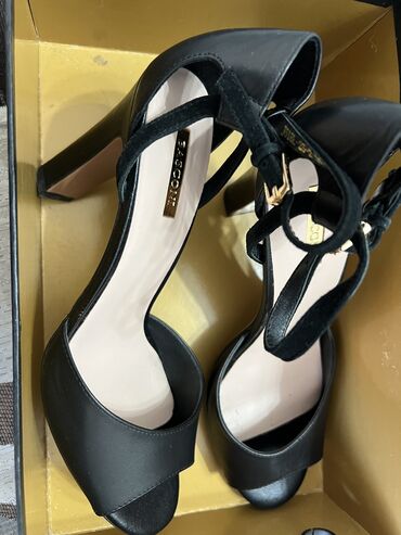 женская обувь и одежда: Туфли Baskoni