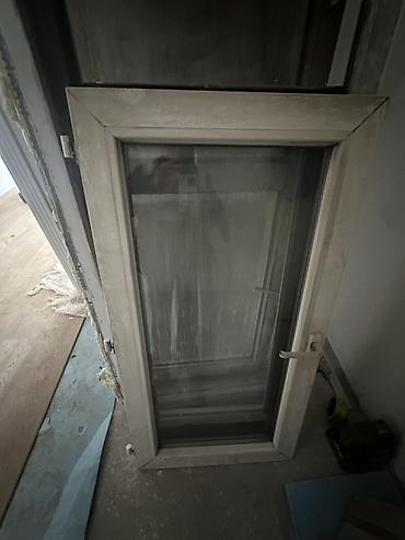 Металлопластиковое окно с рамой и металлической оконной решёткой