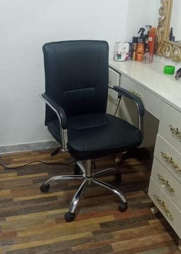 Beşiklər: Iki eded salon kreslosu qiymet biri 130 man.ikisini 250 man. unvan