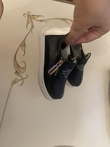 ugg bakü: Uşaq ayaqqabısı – qara rəngli, slip-on model - Material: süni dəri — 2