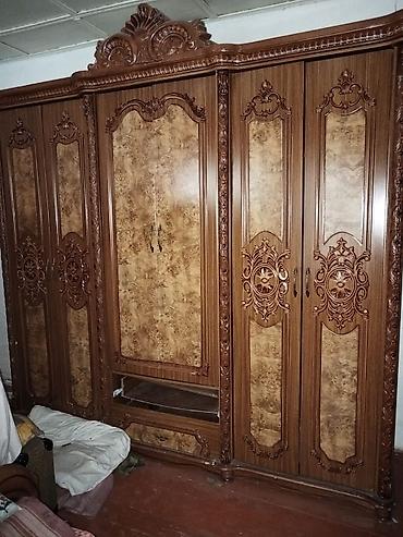 vitrin polka: Klassik üslubda taxta mebel dəsti Tərkibi: - Geniş qarderob şkafı — 1