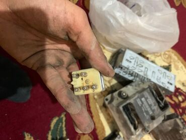 Maqnitofonlar: Bosch avtomobil maqnitofonu (head unit) üçün əsas blok və metal montaj — 25