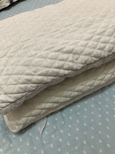 ортопедические подушка: Продам 2 подушки в отличном состоянии 💚 1300 за две подушки Светлая
