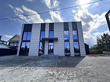 снять торговое помещение: Офисно-торговое здание с панорамным остеклением - Современный — 1