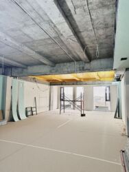 Офисы: Сдаю Офис, 90 м², В бизнес центре, С отдельным сан узлом, 1 линия — 9