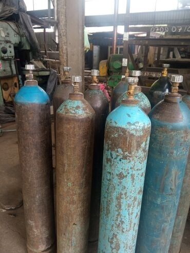 дыма генератор: Партия газовых баллонов различных объемов и цветов, пригодных для