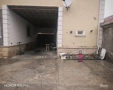 ev al: Satılır: həyət evi. 6 sootda 2 ev. biri 2 mertebe. altında 3 tükan — 3
