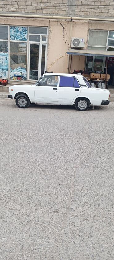 maşın qızdırıcı: VAZ 2107, ağ rəng, sedan kuzov. Klassik kvadrat dizayn, xrom ön