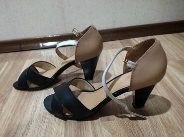 кожаные сандалии: Срочно продаю кожаные босоножки Aldo 37 размер, комбинированного цвета