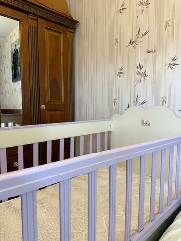 Boşqablar: Oğlan və qız üçün, Dördbucaq, Beşik, Dəst ilə, Matras ilə, Yellənmə mexanizmsiz