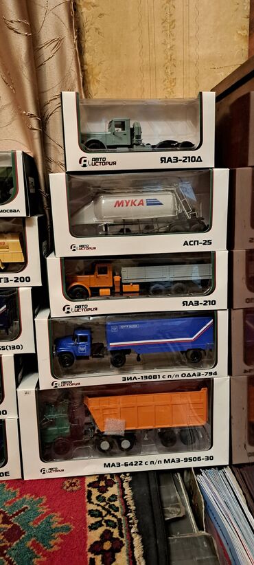 вазы ручной работы: Kolleksiya üçün “Avtoİstoriya” markalı metal model yük maşınları seti