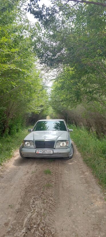 немецкий набор ключ: Седан Mercedes-Benz E-Class серебристого цвета, модель W124, с