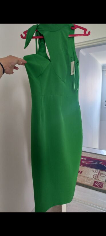 зелёное вечернее платье: Вечернее платье, Коктейльное, Без рукавов, Открытая спина