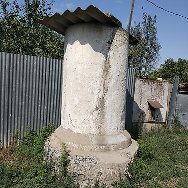 1 tonluq: Su çəni daşdandır quyu kimidə istifadə etmək olar 2 ton su tutumu var — 1