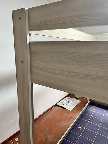Мебель: Двухъярусная кровать из ЛДСП в светлом древесном оттенке. - — 3