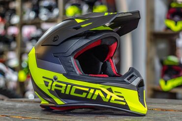 reduktor 1:3: Origine off-road/kros tipli moto dəbilqə - Dizayn: Mat qara və neon