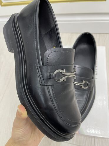 обувь 19 размер: Лоферы в хорошем состоянии 
Размер 38 
Цена 500