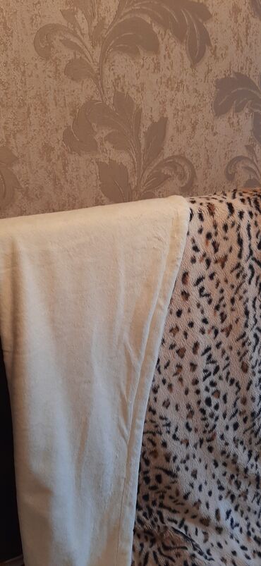 двухъярусная кровать с диваном: Продаю покрывало и две наволочки на кровать .расцветка леопардовая