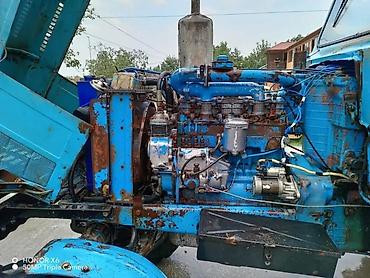 w202 ön şüşə: Mavi rəngli təkərli traktor – kabinəli, ön faralar və siqnal işıqları — 2