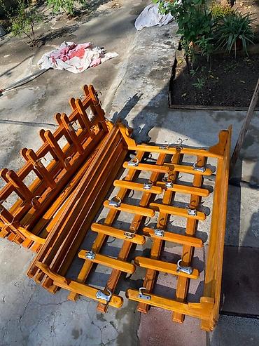 Ev üçün mebel: Taxta divar asılqanı və rəf dəsti - Material: təbii ağac (laklanmış) — 3