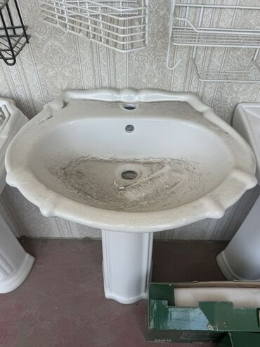 hamam ucun tulpan: Ağ rəngdə keramikadan hazırlanmış, ayaqüstü quraşdırılan lavabo. Oval