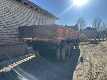 Другой строительный транспорт: КАМАЗ самосвал, оранжевый, колёсная формула 6x4. Надписи на кабине — 5