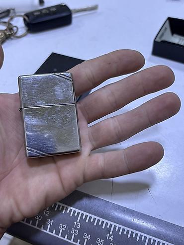 Metal məhsulları: Məhsul: Zippo benzinli alışqan – Vintage seriyası Mənşə: Zippo Mfg — 1